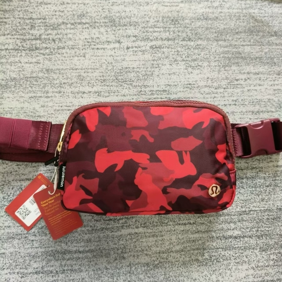 lululemon new belt bag NWT - Picture 2 of 4